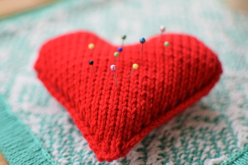 MINI HEARTS ON A CHUNKY BLANKET 